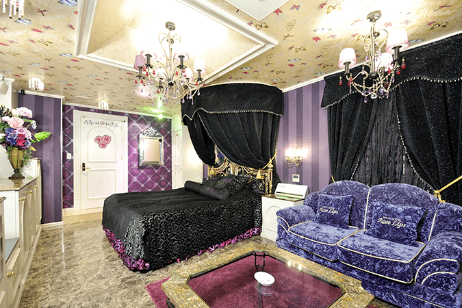 petit hotel rose lips room