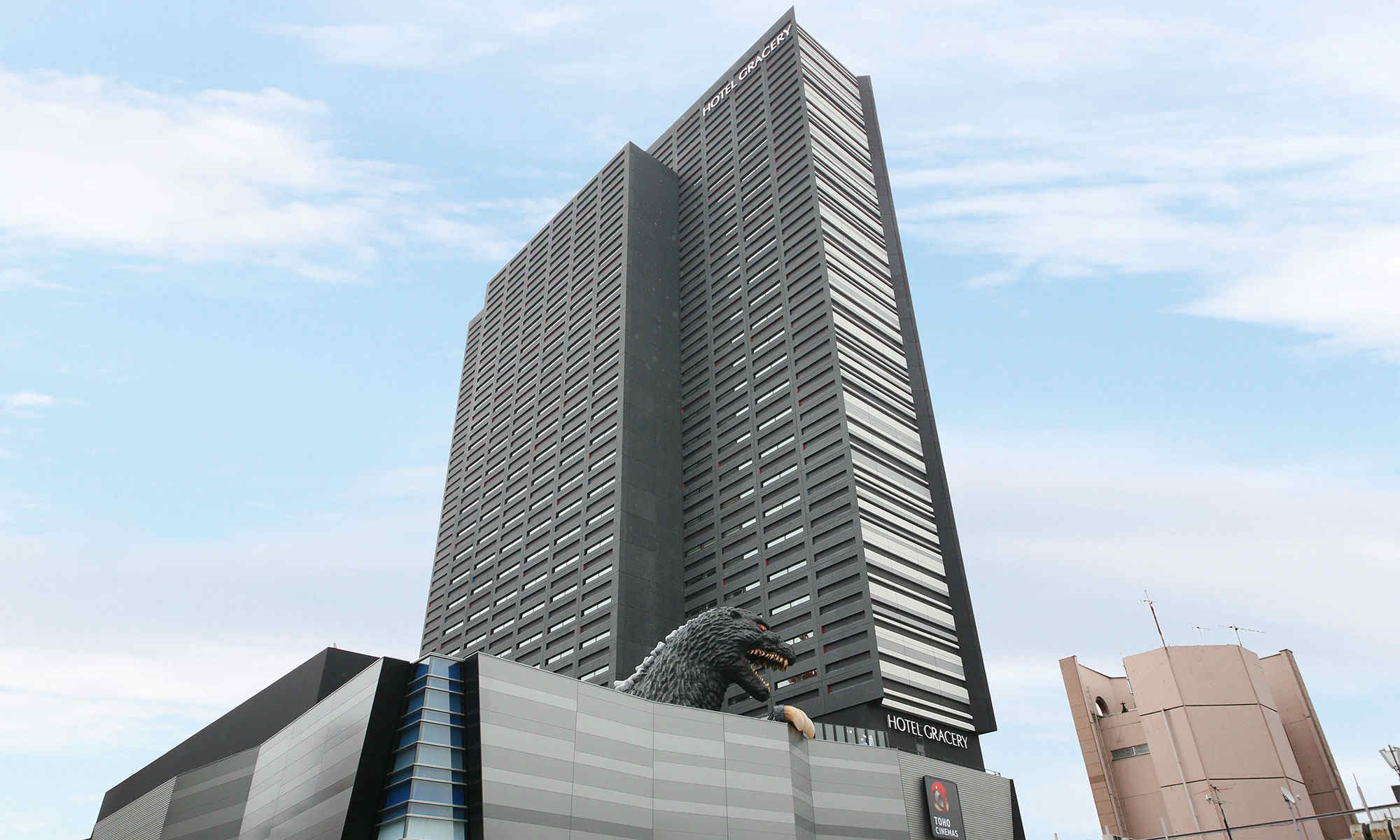 hotel-gracery-shinjuku-godzilla-statue